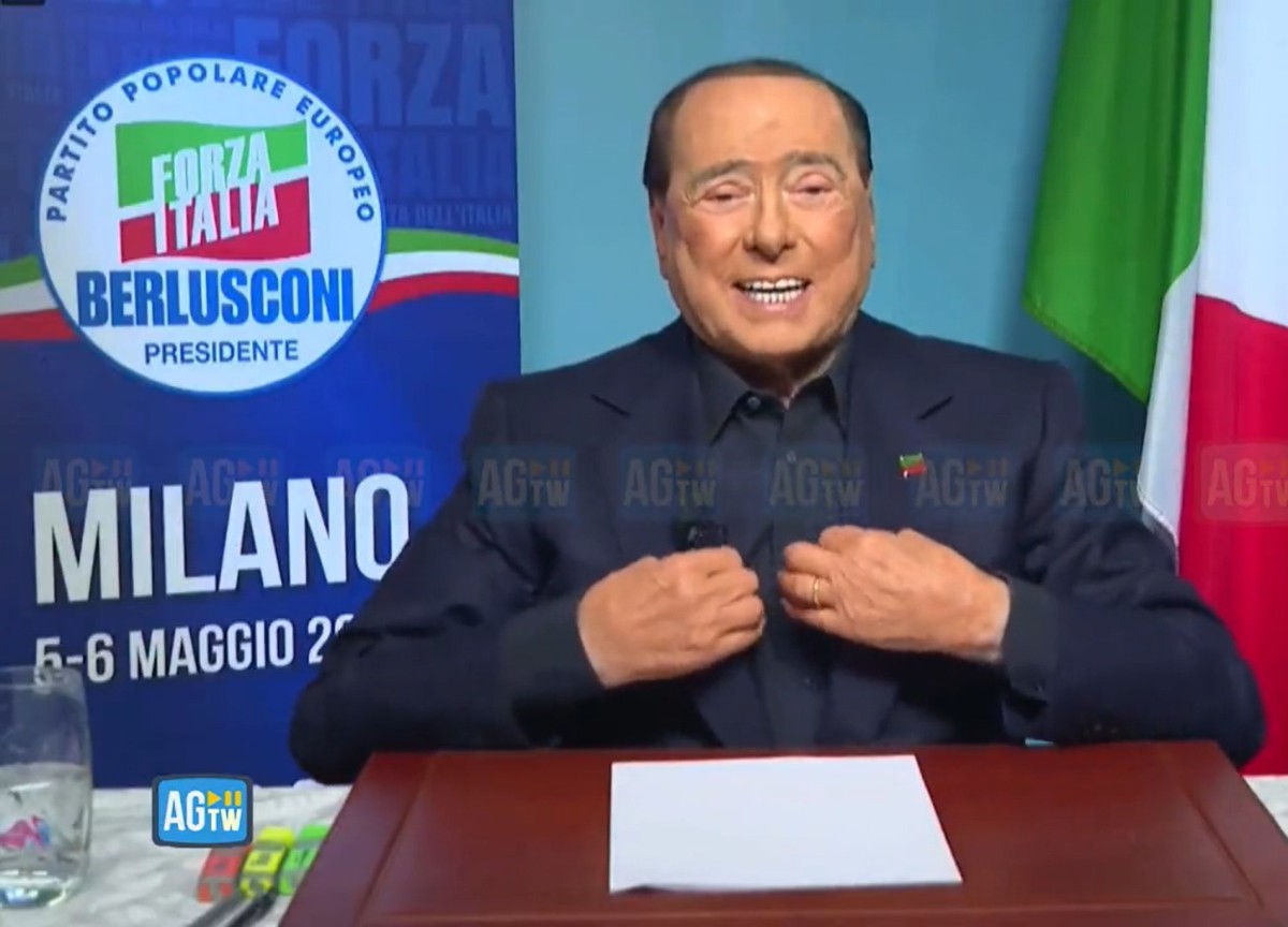Berlusconi torna a parlare in pubblico dopo un mese di ricovero. VIDEO Berlusconi torna a parlare in pubblico dopo un mese di ricovero. VIDEO