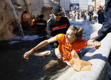 Ultima generazione, blitz a Roma: liquido nero nella fontana di piazza Navona