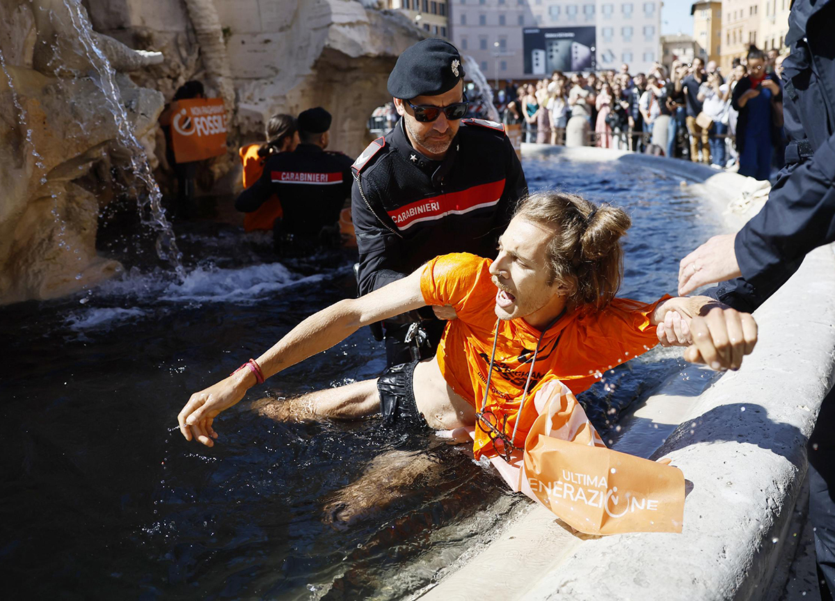 Ultima generazione, blitz a Roma: liquido nero nella fontana di piazza Navona Ultima generazione, blitz a Roma: liquido nero nella fontana di piazza Navona