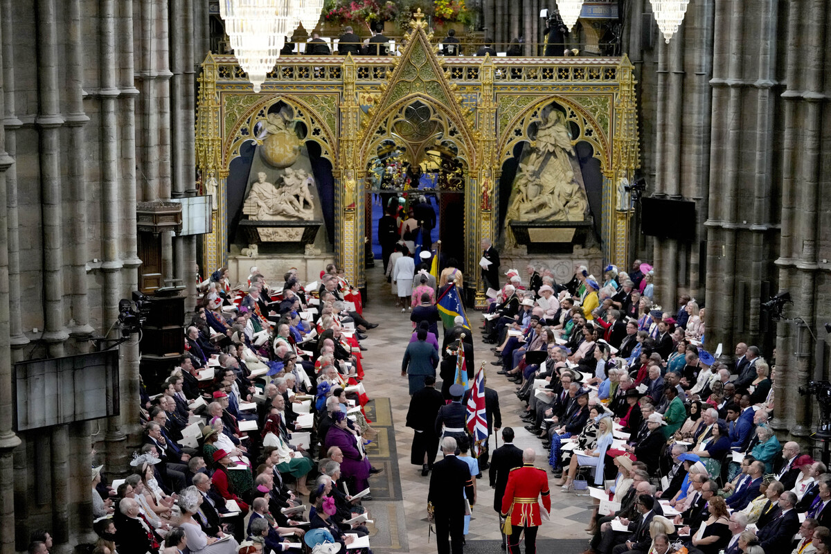 Carlo III lascia Westminster sulle note di God save the King. Video