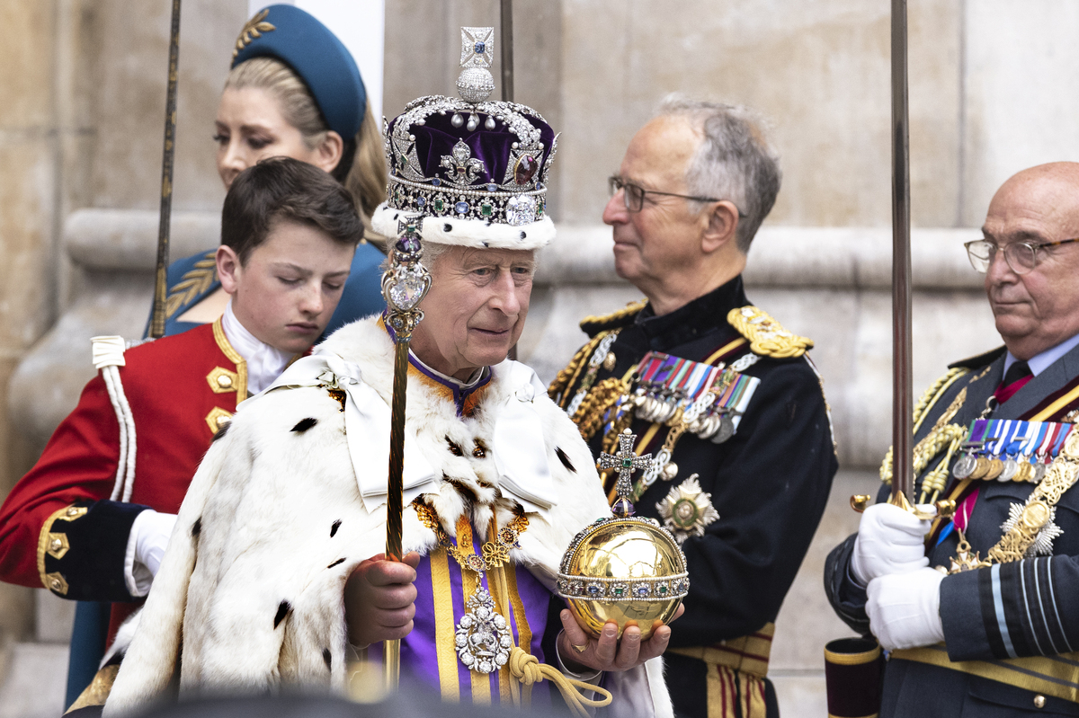 Carlo III lascia Westminster sulle note di God save the King. Video
