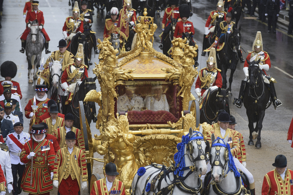 Carlo III lascia Westminster sulle note di God save the King. Video