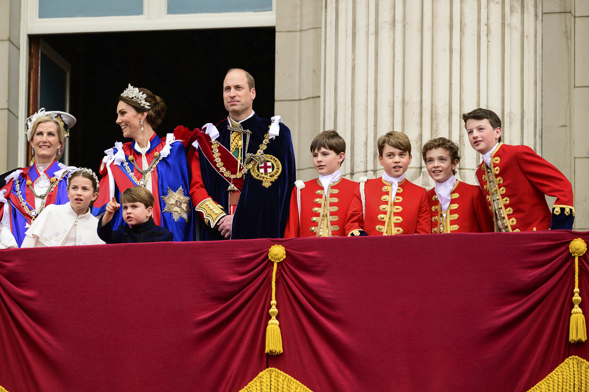 Carlo III lascia Westminster sulle note di God save the King. Video