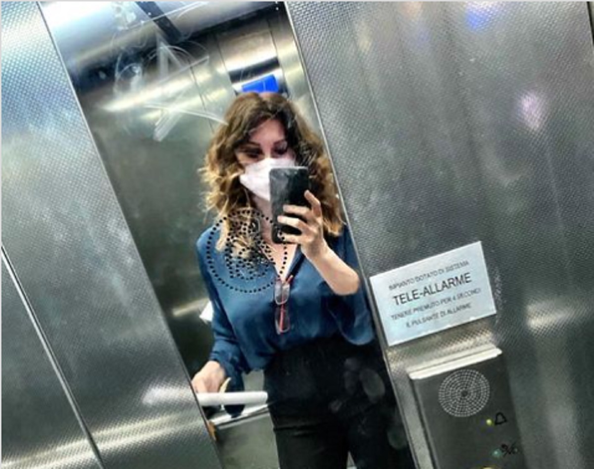 Manuela Moreno: “Mi chiedono foto dei piedi”. Poi la voce bomba su Agorà e Rai