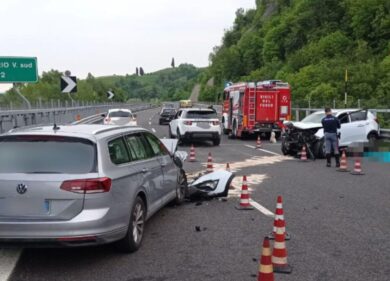 Imbocca l’autostrada contromano e si schianta: un morto e due feriti