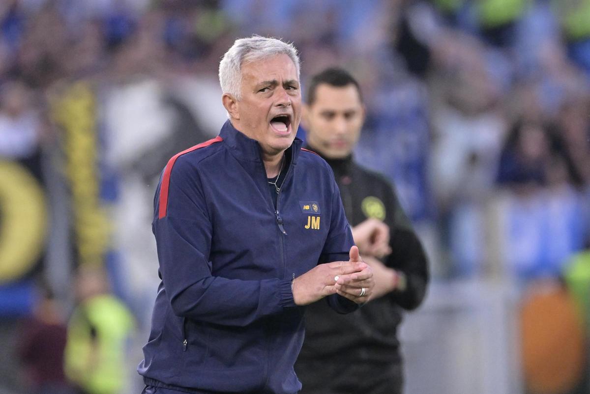 Mourinho-Psg, bomba di mercato servita. Tifosi della Roma tremano. Retroscena Mourinho-Psg, bomba di mercato servita. Tifosi della Roma tremano. Retroscena