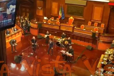 Morandi canta “Uno su mille” al Senato: standing ovation finale