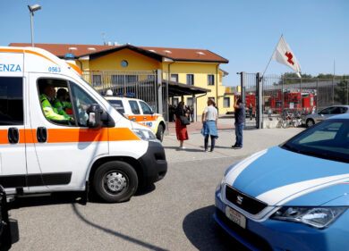 Calcio follia, lanciano un petardo e feriscono 3 giocatori della loro squadra