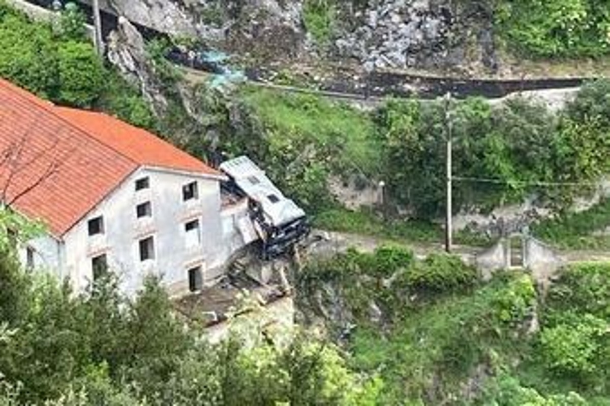 Ravello, bus precipita dal tornante della Costiera Amalfitana: morto l’autista