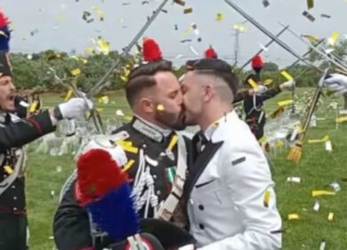 Carabiniere sposa compagno in uniforme: nozze gay a Brindisi