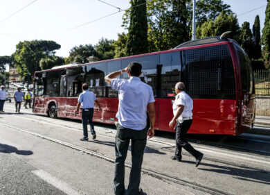 Roma, aggredisce autista di bus Atac, ricercato un uomo dell’est Europa