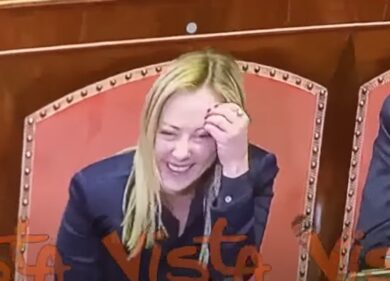 Giorgia Meloni canticchia “Fatti mandare dalla mamma” al concerto di Morandi