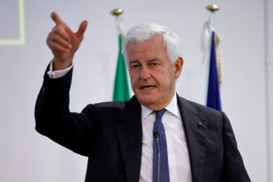 Stipendi dei top manager, cambia tutto per Enel, Eni, Leonardo, Poste ed Enav