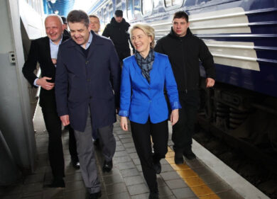 Von der Leyen a Kiev: “Qui vengono difesi valori Ue. Putin ha paura”