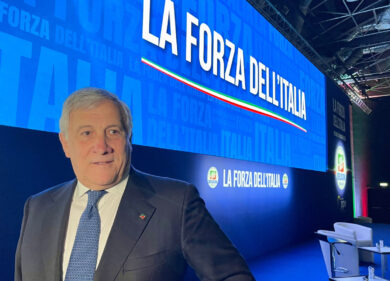 Ue, Tajani al posto di von der Leyen. L’ipotesi di accordo tra Ppe e destre