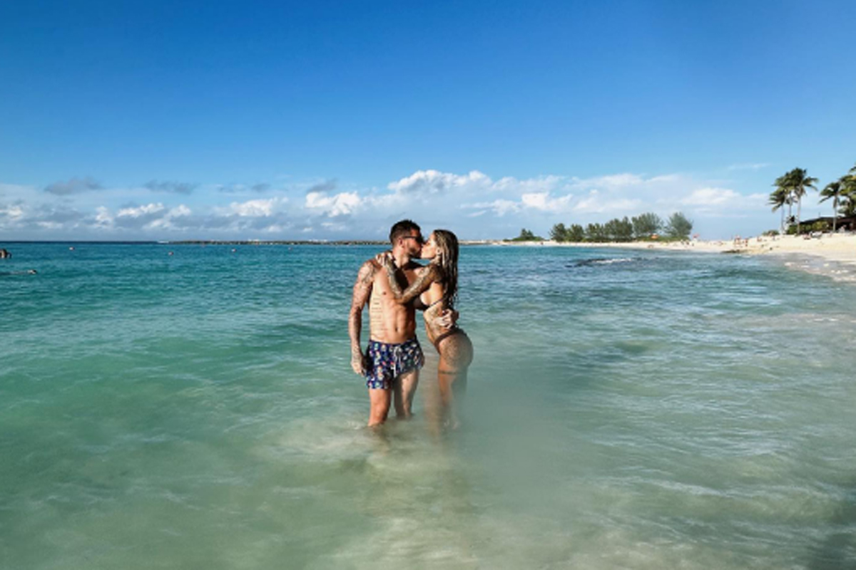 Bikini rosa e lato b da Champions: Wag vince il derby Milan-Inter. Le foto