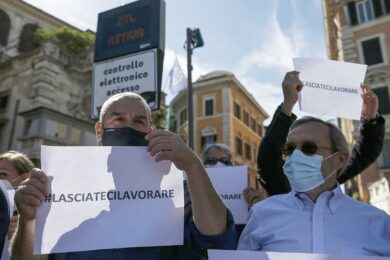 Ztl Fascia Verde Roma, Gualtieri contro Raggi”: “Decisione sua, un genio”