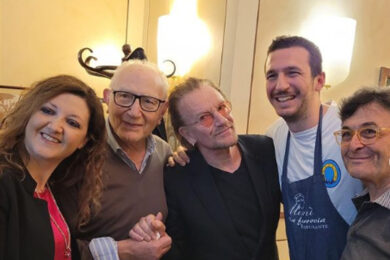 Bono Vox a Napoli, leader degli U2 in tackle: “Sono allergico alla Juventus”