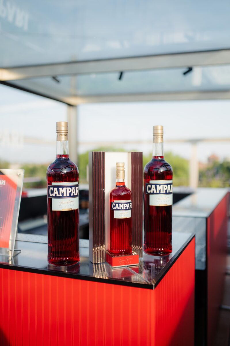 Galleria foto 'Campari, annunciato restyling della bottiglia ispirata a Milano' - foto 2