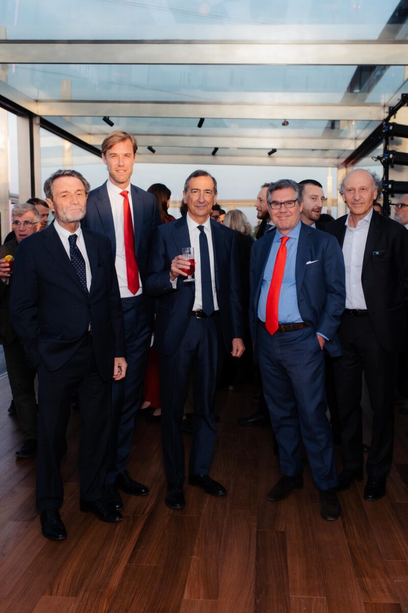 Galleria foto 'Campari, annunciato restyling della bottiglia ispirata a Milano' - foto 3