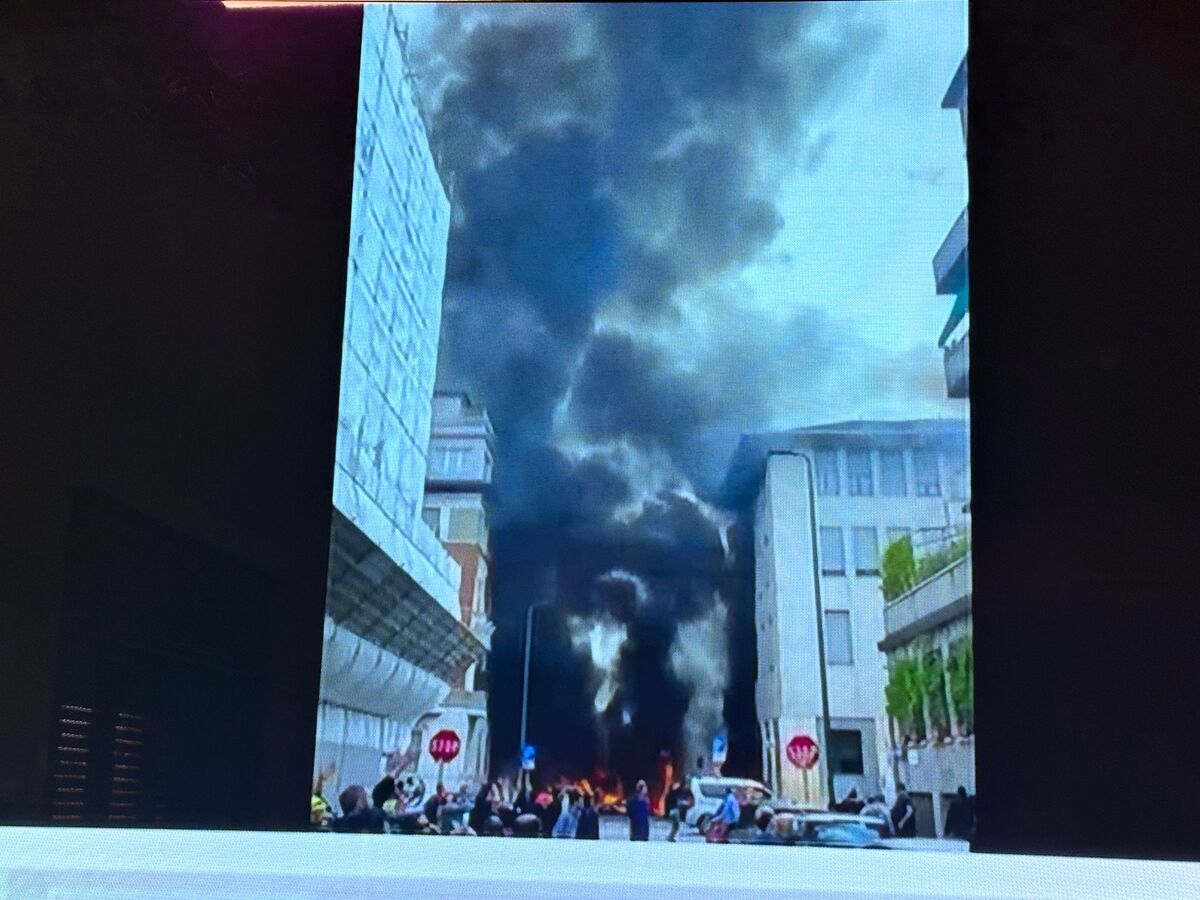 Esplosione a Milano, estinto l’incendio. Ferito l’autista del furgone Esplosione a Milano, estinto l’incendio. Ferito l’autista del furgone