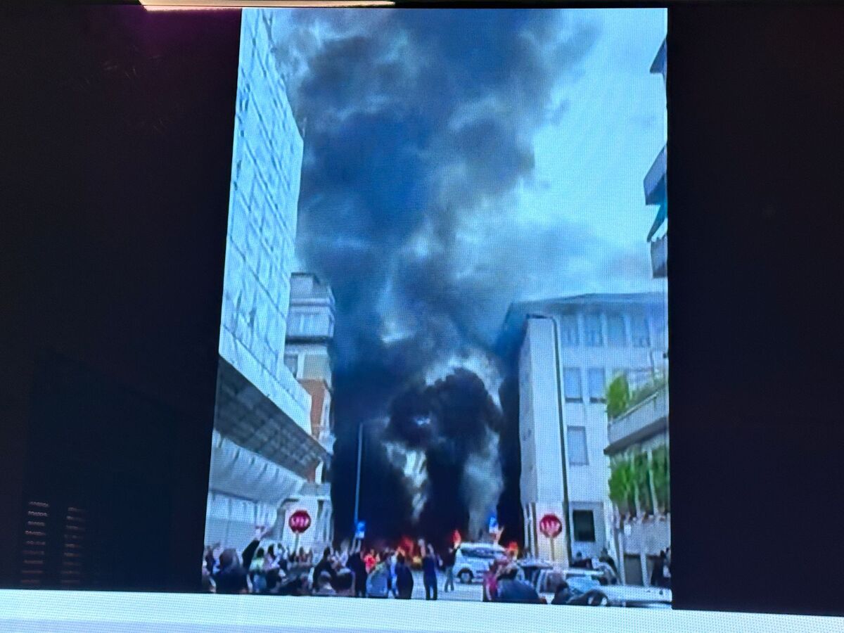 Esplosione a Milano, estinto l’incendio. Ferito l’autista del furgone Esplosione a Milano, estinto l’incendio. Ferito l’autista del furgone
