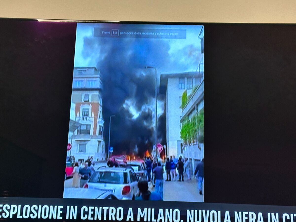 Esplosione a Milano, estinto l’incendio. Ferito l’autista del furgone Esplosione a Milano, estinto l’incendio. Ferito l’autista del furgone