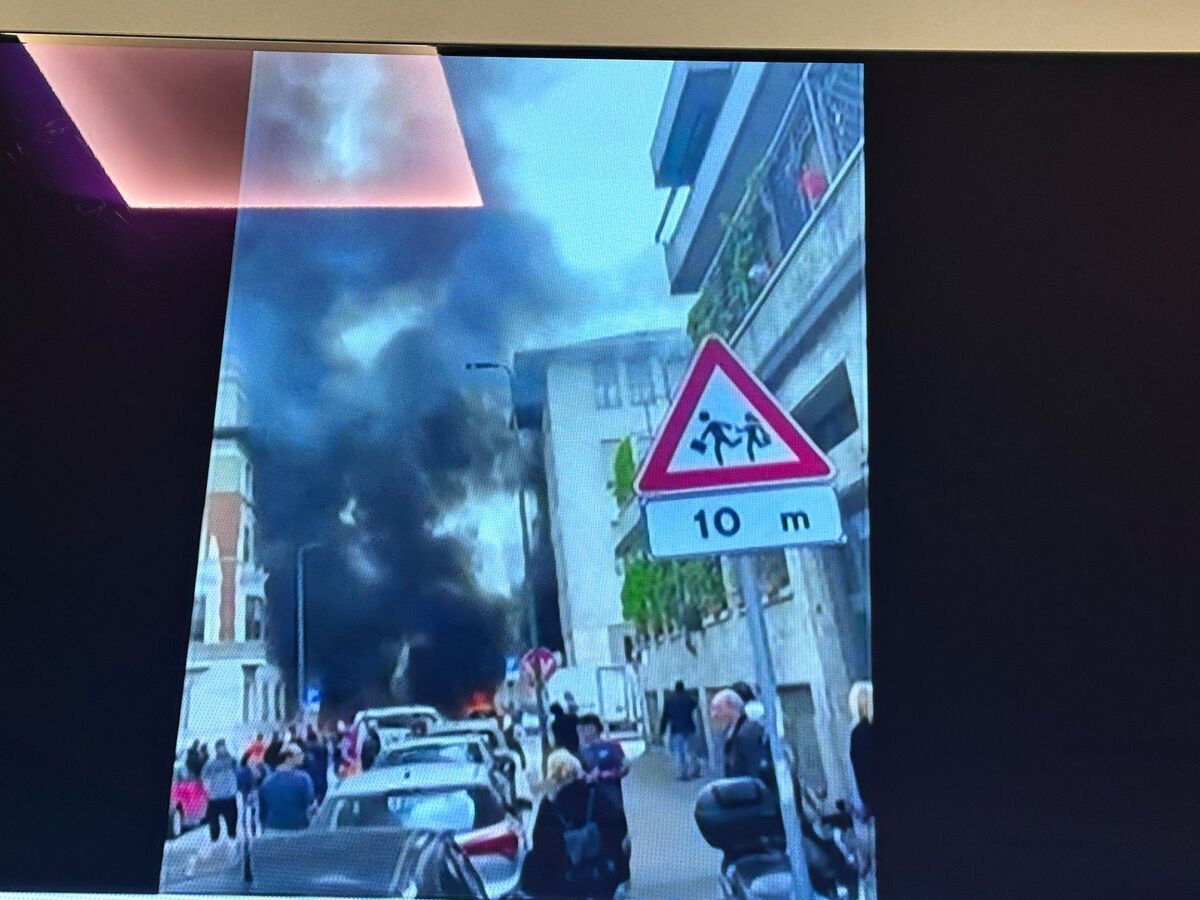 Esplosione a Milano, estinto l’incendio. Ferito l’autista del furgone Esplosione a Milano, estinto l’incendio. Ferito l’autista del furgone