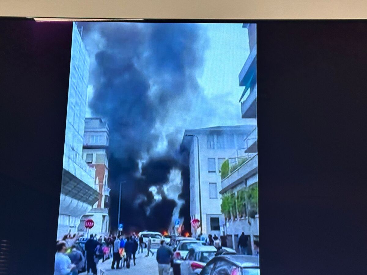Esplosione a Milano, estinto l’incendio. Ferito l’autista del furgone Esplosione a Milano, estinto l’incendio. Ferito l’autista del furgone