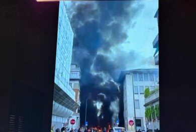 Esplosione a Milano, estinto l’incendio. Ferito l’autista del furgone