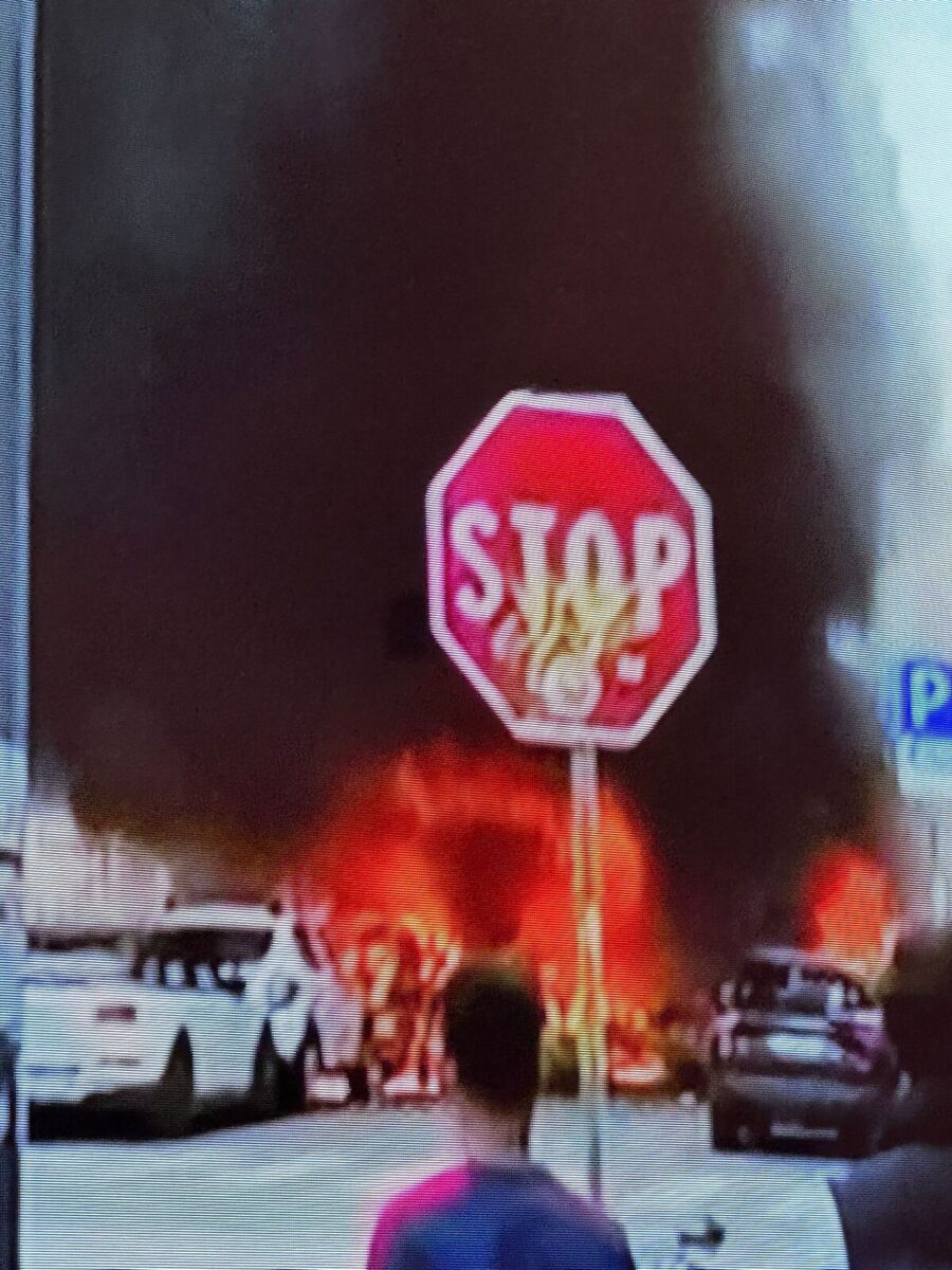 Esplosione a Milano, estinto l’incendio. Ferito l’autista del furgone Esplosione a Milano, estinto l’incendio. Ferito l’autista del furgone