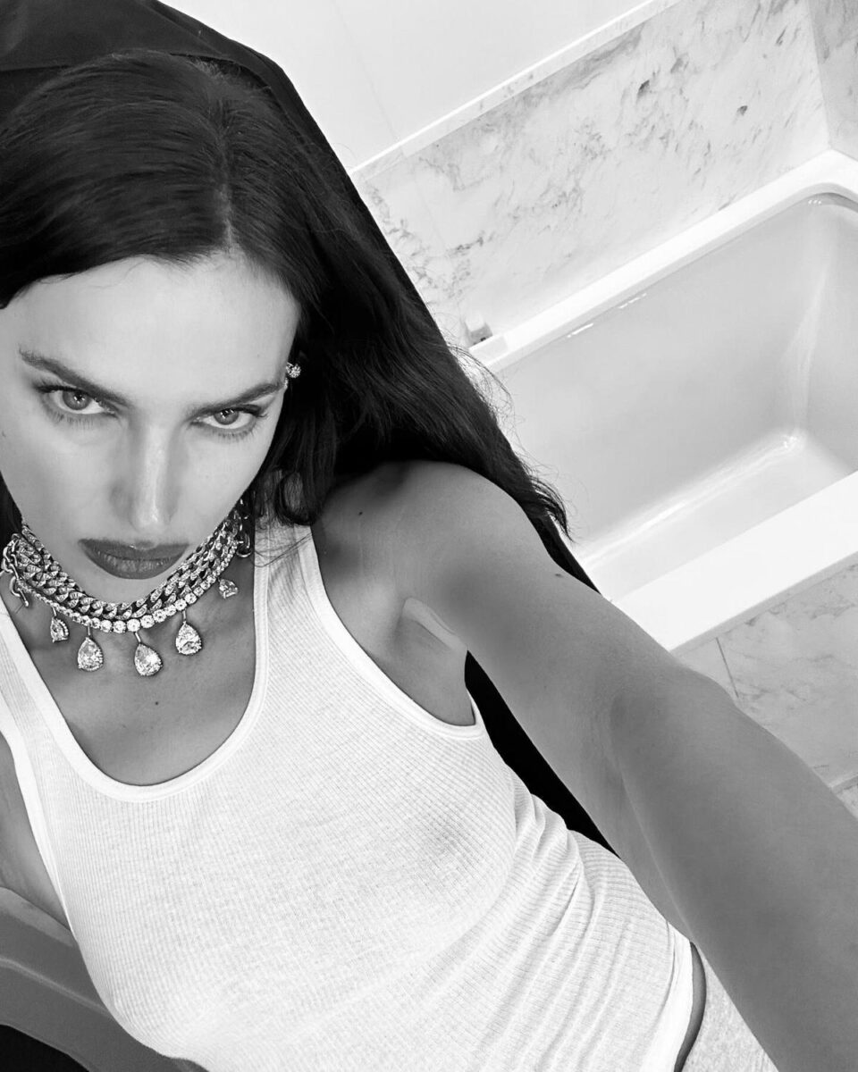 L’ex di Cristiano Ronaldo senza reggiseno: canotta trasparente. E micro slip..