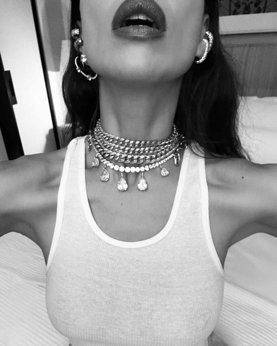 L’ex di Cristiano Ronaldo senza reggiseno: canotta trasparente. E micro slip..