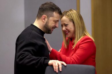 Ucraina, “vacanze romane” per Zelensky: incontrerà la premier Meloni e il Papa