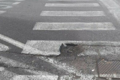 Incredibile: pensionato ripara una buca in strada, ma viene multato