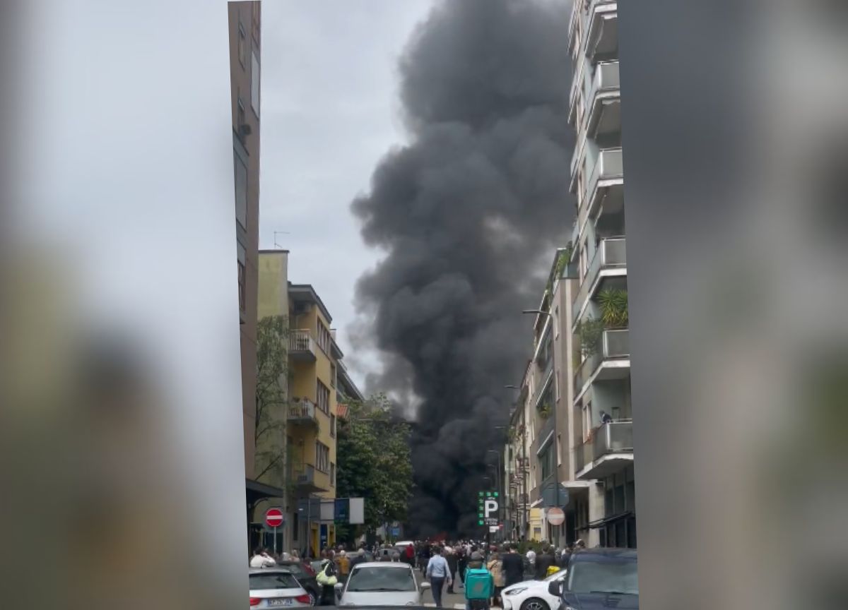 Milano, esplode furgone con bombole ad ossigeno: danni a auto ed edifici Milano, esplode furgone con bombole ad ossigeno: danni a auto ed edifici