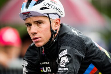 Giro d’Italia, Evenepoel finisce a terra per colpa di un cane: incidente choc