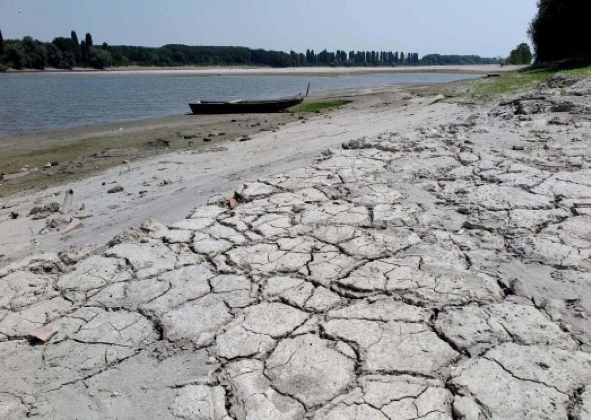 Caldo record in tutta Italia e fiumi a secco. Preoccupa anche il Po: -8,4 metri Caldo record in tutta Italia e fiumi a secco. Preoccupa anche il Po: -8,4 metri