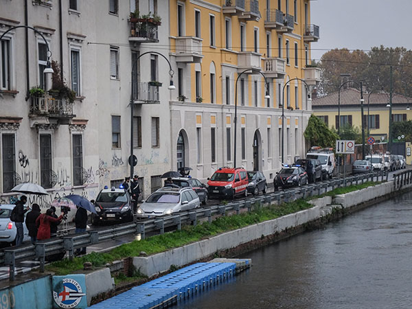 Milano, un ragazzo si immerge nelle acque della Darsena e perde la vita Milano, un ragazzo si immerge nelle acque della Darsena e perde la vita