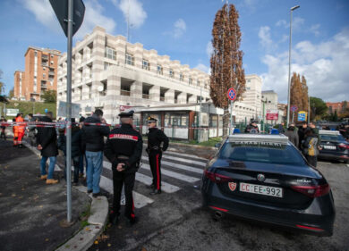 Sparatoria in pieno centro a Nuoro: ferito un agente. L’uomo si costituisce