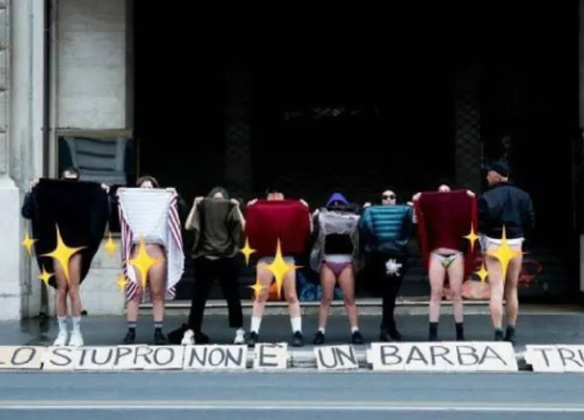 Galleria foto 'Nudi davanti al teatro Eliseo di Roma, duro attacco a Luca Barbareschi' - foto 1