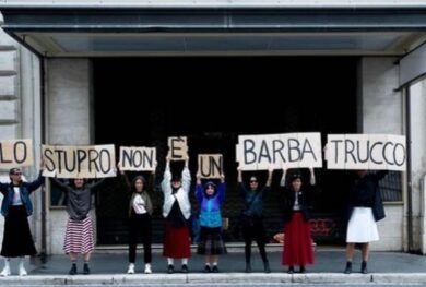Nudi davanti al teatro Eliseo di Roma, duro attacco a Luca Barbareschi