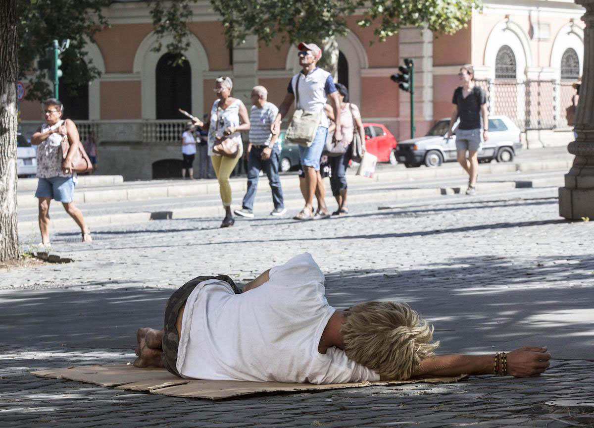 Stazione Termini, “una discarica umana”. Così Roma accoglie milioni di turisti Stazione Termini, “una discarica umana”. Così Roma accoglie milioni di turisti
