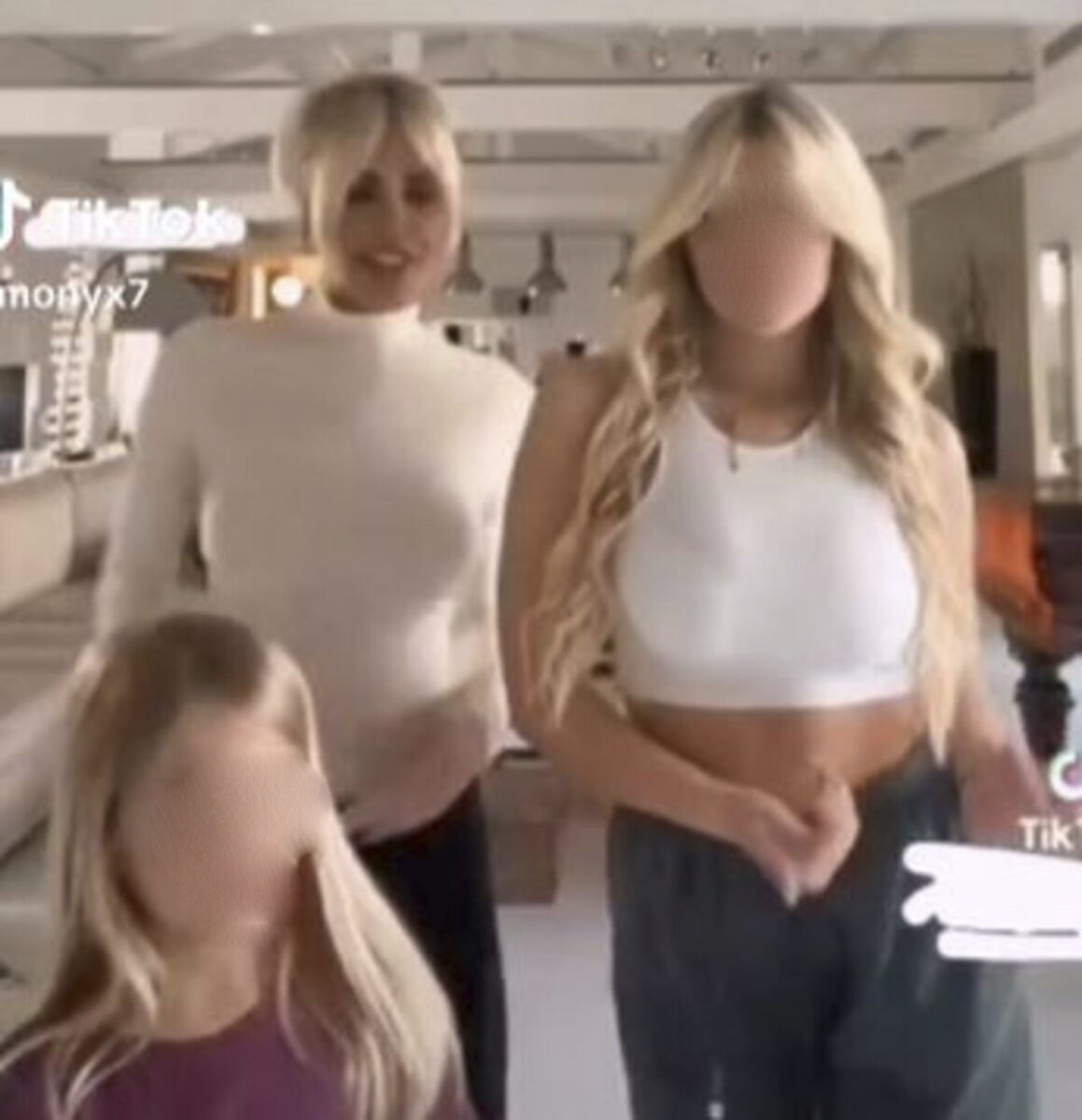 Ilary Blasi e figlie Ilary Blasi e figlie