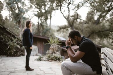 Sorelle si rifiutano di vedere il padre e il giudice le toglie alla mamma