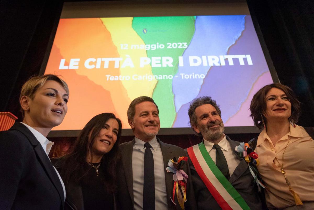 Genitori Lgbt, a Torino sfilata dei sindaci: “Una legge sui bimbi arcobaleno” Genitori Lgbt, a Torino sfilata dei sindaci: “Una legge sui bimbi arcobaleno”