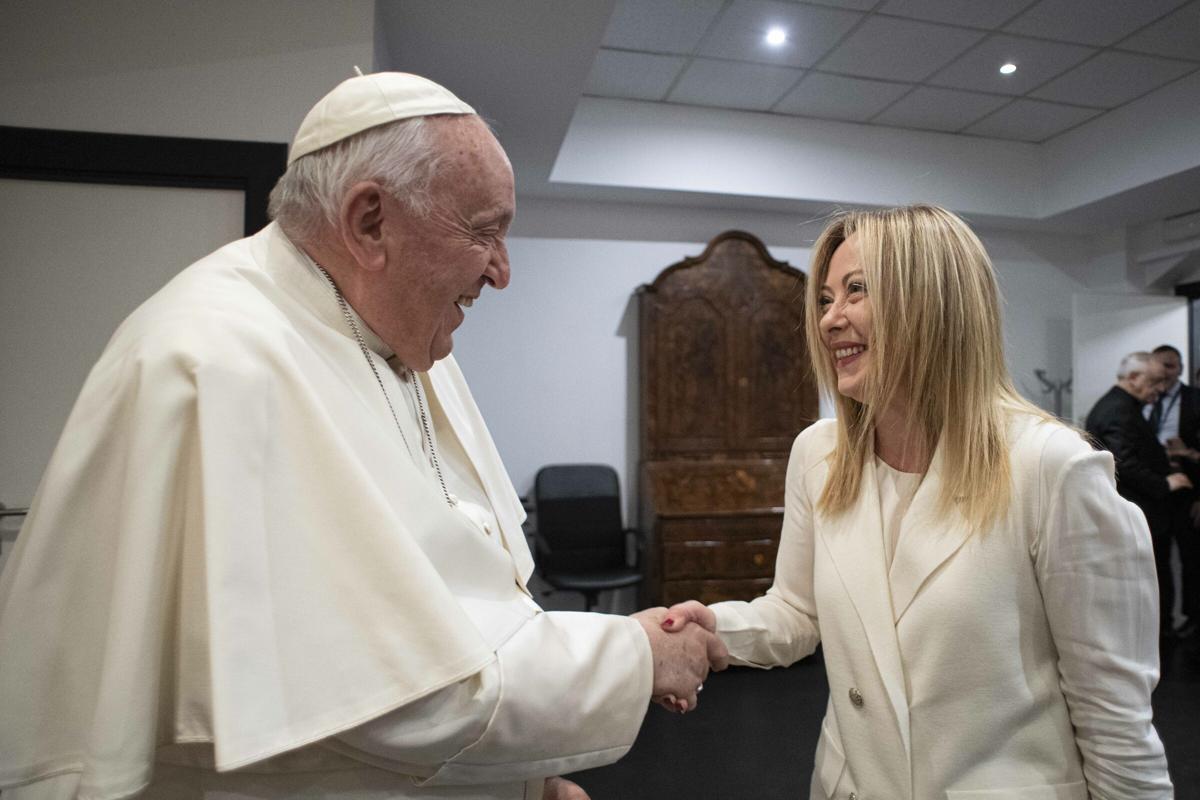 L’asse strategico Meloni-Papa Giorgia “regina bianca” nell’incontro con Papa L’asse strategico Meloni-Papa Giorgia “regina bianca” nell’incontro con Papa