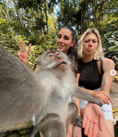 Valentina Vignali a Bali con l’amica: “Belle come due Madonne”. Le foto