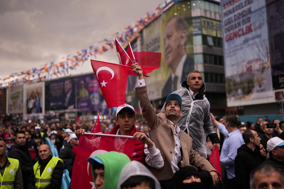 Elezioni Turchia, Erdogan rischia: “Rivali terroristi, Biden mi vuole fuori” Elezioni Turchia, Erdogan rischia: “Rivali terroristi, Biden mi vuole fuori”