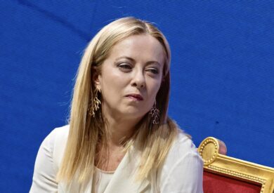 Giorgia Meloni, l’abito bianco e la toccatina al Papa